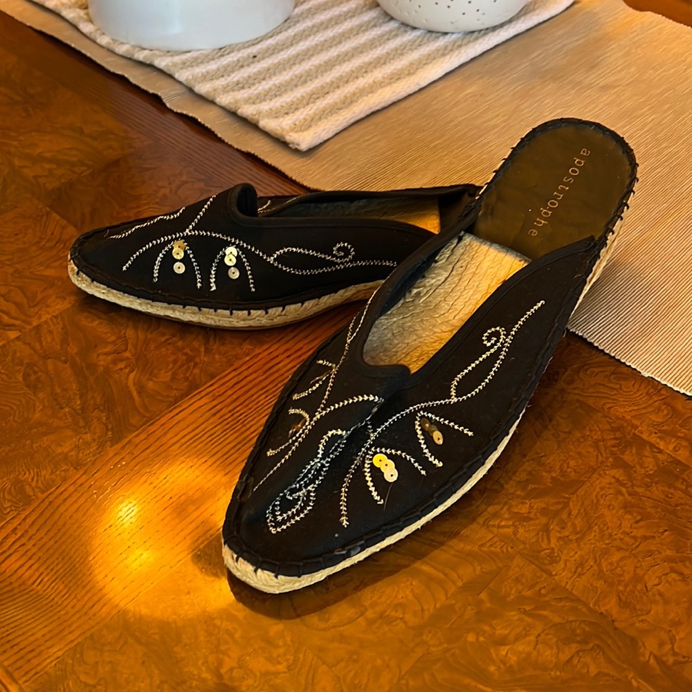 Absolutely a game changer for flats, apostrophe flats size 11. Black and gold,🖤